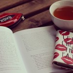 英文の本と紅茶と携帯